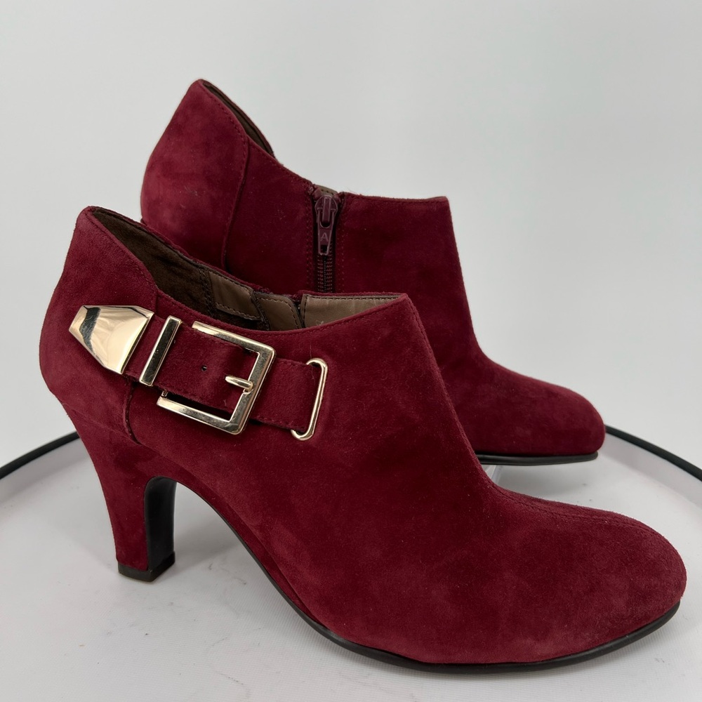 AEROSOLES ESCAPE NWOT Elegant Burgundy‎ Suede Ankle Boots w/gold fashion buckle